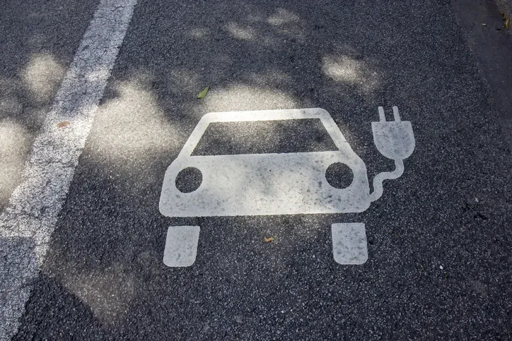 Samochód elektryczny podłączony do publicznej stacji ładowania