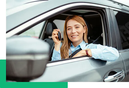 Zadowolona kobieta odbiera nowe auto – leasing, kredyt samochodowy lub wynajem z mamGO.pl