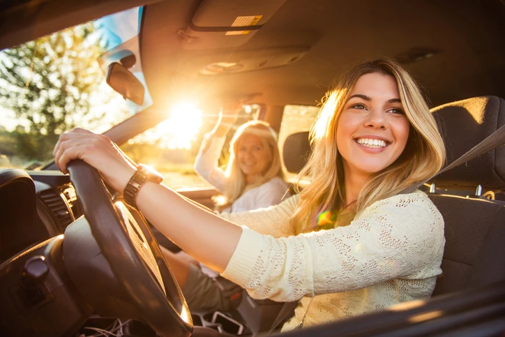 Kobieta prowadząca miejskie auto – ranking stylowych modeli 2025